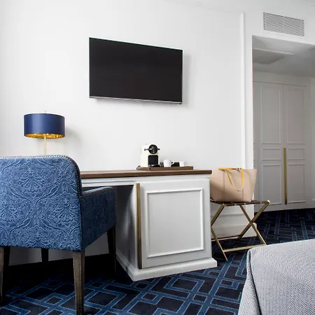 Hotel Midmost
